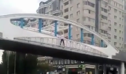 Хотела прыгнуть с моста. На требования многодетной в Нур-Султане ответили в акимате