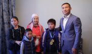 Канат Ислам подарил многодетной матери квартиру в столице