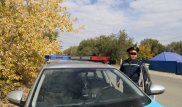 Девушку на Lexus оштрафовали за взятку полицейскому в Актобе