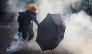 Для разгона протестующих полиция Гонконга применила слезоточивый газ