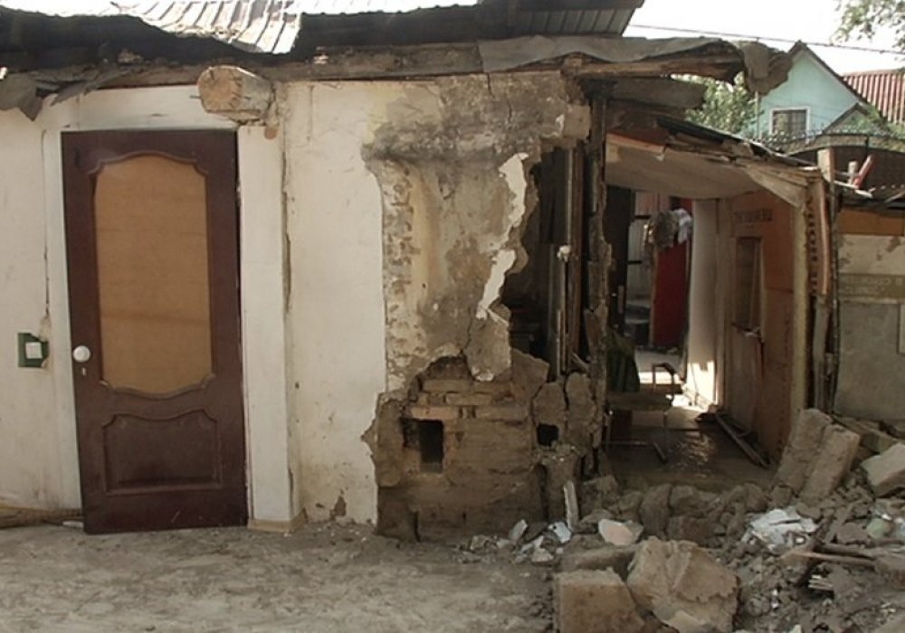 Ветхий жилой дом обрушился в Алматы