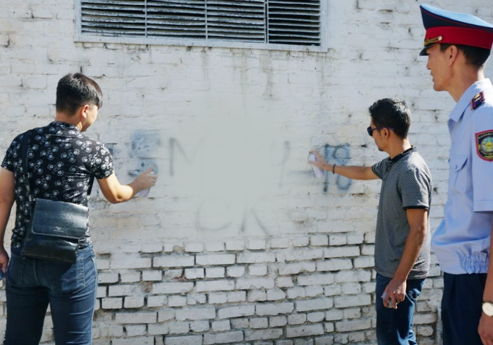Уничтожение граффити с рекламой наркотиков. Иллюстративное фото: ДП г. Шымкент