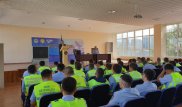 Дорожных полицейских в Алматы решили учить вежливости
