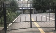 В Алматы возвращают заборы? Возле поликлиники №2 вновь установили ограду