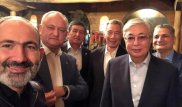 Пашинян сделал селфи с Токаевым