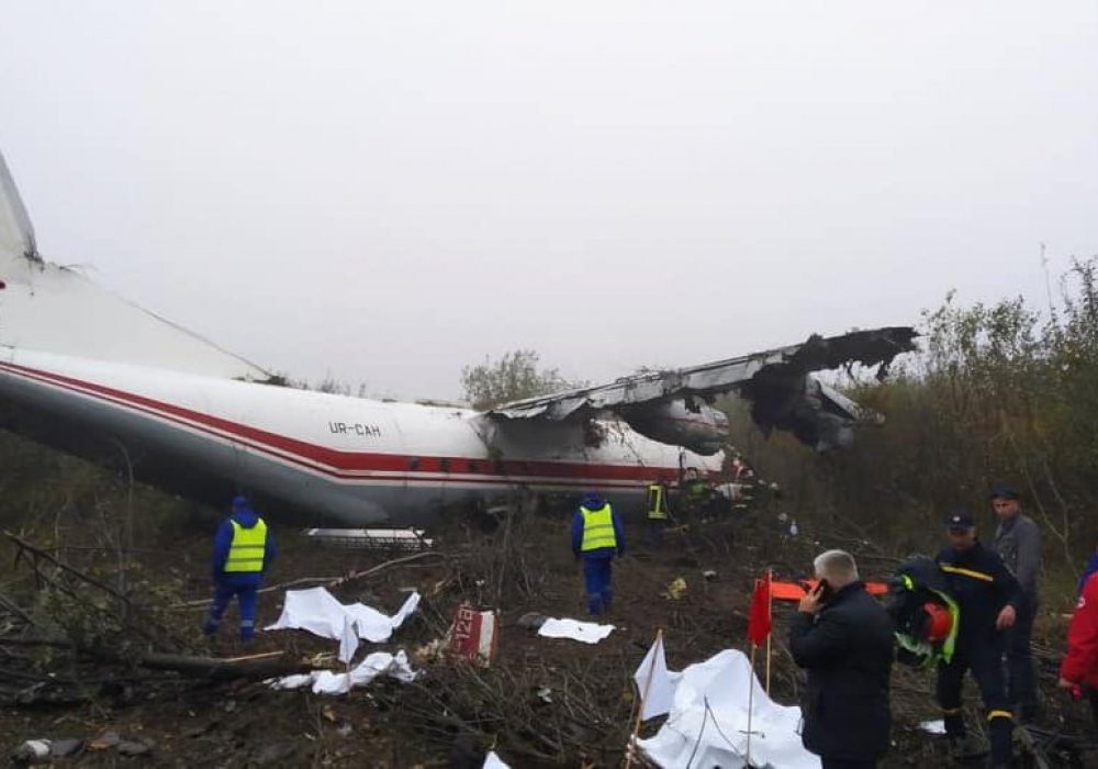 Появилось видео с места крушения самолета в Украине