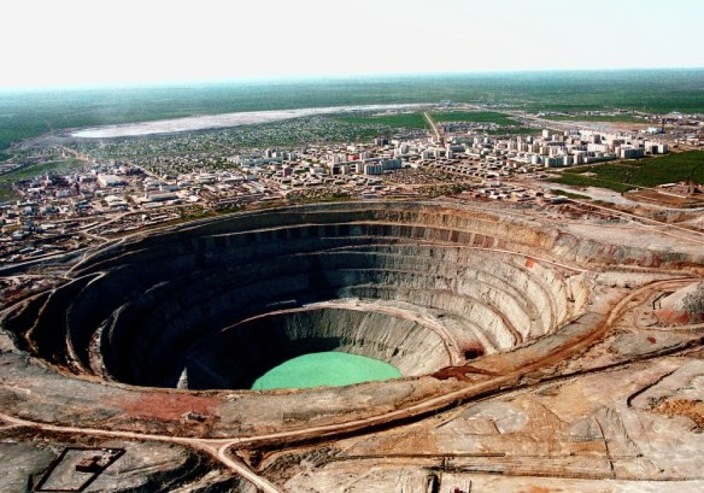 Месторождение алмазов в Якутии - кимберлитовая трубка "Мир". © РИА Новости 