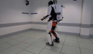 Ученые научили ходить парализованного человека, подключив его мозг к экзоскелету