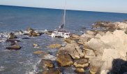 В Актау яхту выбросило на камни в море