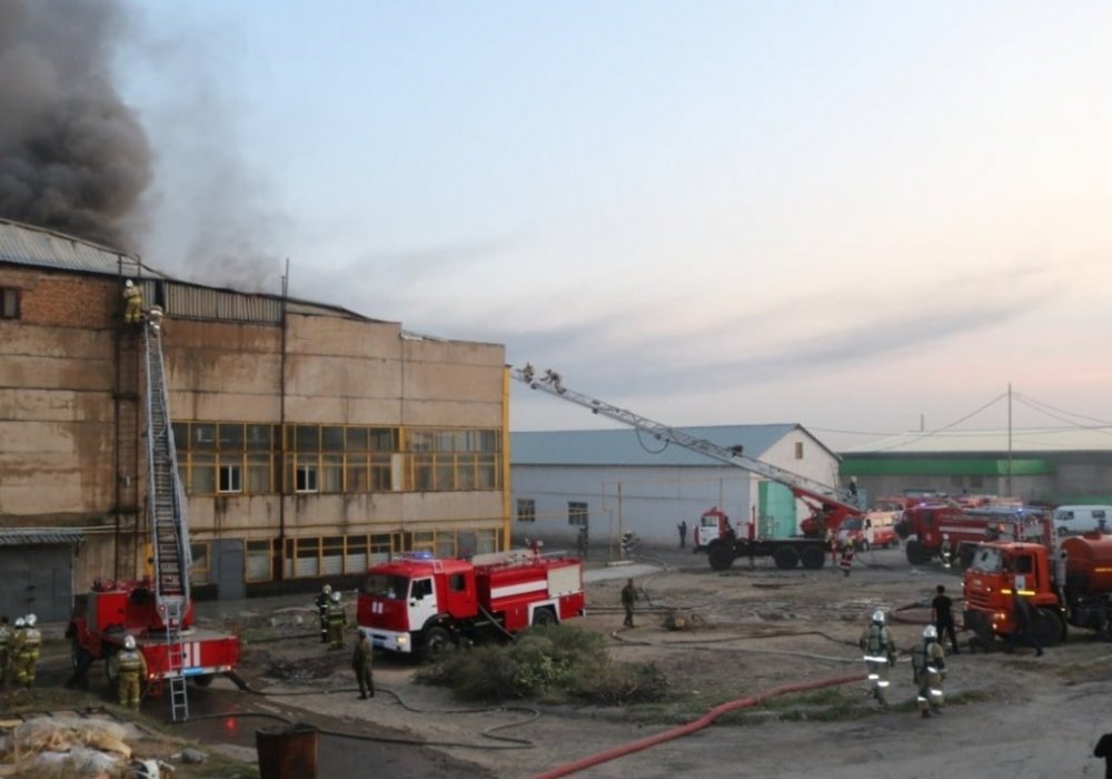 Два здания тушили на территории бывшего автопарка в Шымкенте