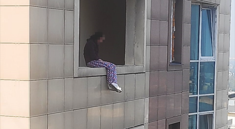 Пытавшуюся выброситься с 20 этажа алматинку спасли полицейские