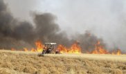 Полицейский на тракторе спас людей от пожара в Павлодарской области