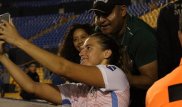 Фанат схватил футболистку за грудь во время совместного селфи