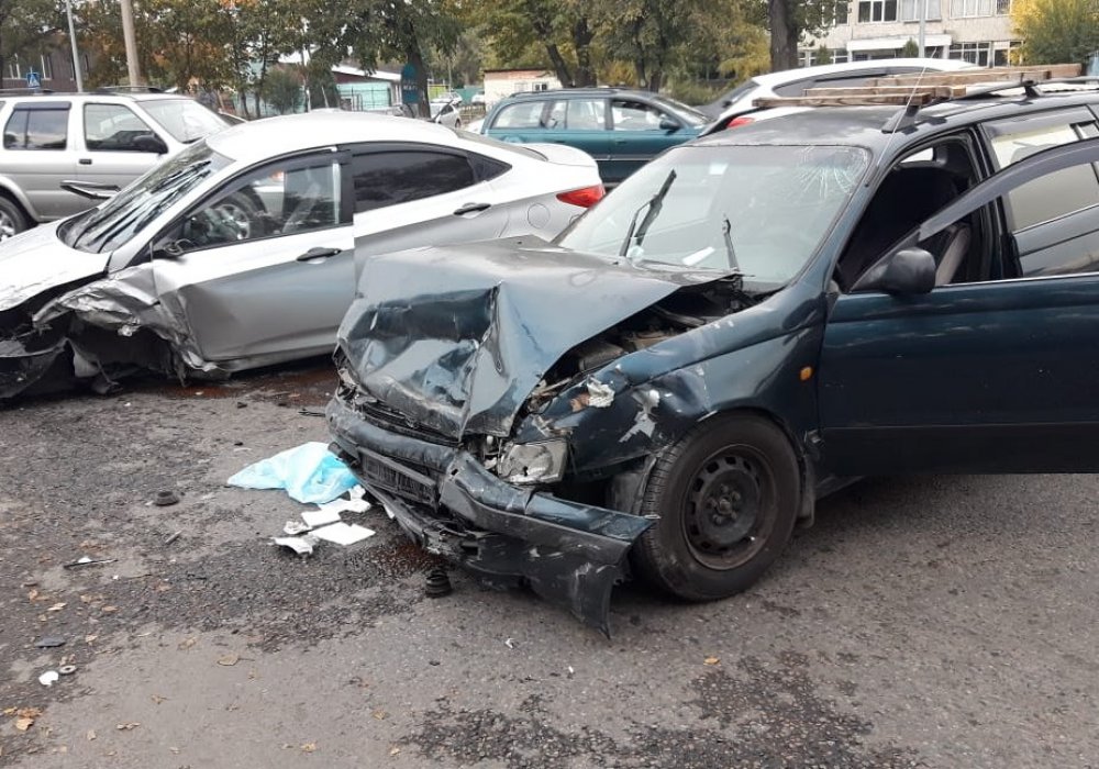 Водитель потерял сознание и устроил массовое ДТП в Алматы