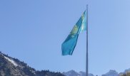 Самый большой в Алматы флаг Казахстана подняли на "Медеу"
