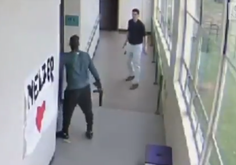 Школьный тренер разоружил ученика с дробовиком при помощи объятий