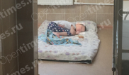 В России нашли девочку-маугли: "Передвигается на четвереньках, гавкает, воет"