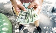 Поднять налоги богачам и раздать деньги простым людям предложил нобелевский лауреат