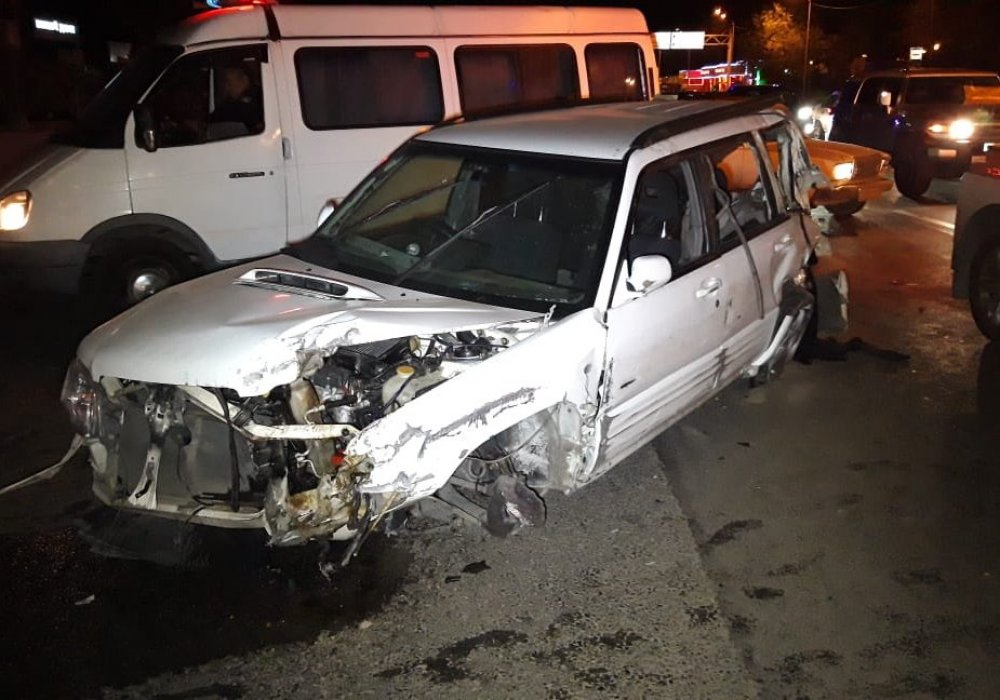 Subaru вылетел с дороги в Алматы, погиб один человек