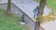 Ребенок провалился в люк на глазах у матери