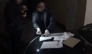 Задержание алматинского судьи сняли на видео