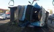 Грузовик опрокинулся на дороге в Алматы