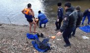 Полицейский прыгнул с моста в реку за девушкой в Уральске
