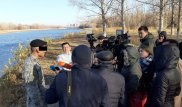 "Все стояли и снимали". Спецназовец рассказал о спасении тонущей девушки в Уральске