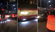 Автобус заблокировали в Павлодаре: перевозчик объяснил ситуацию
