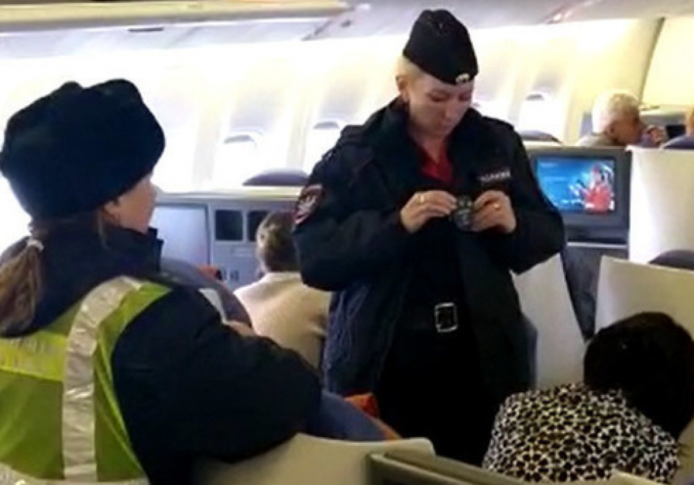 Устроившая дебош в самолете российская актриса объяснилась