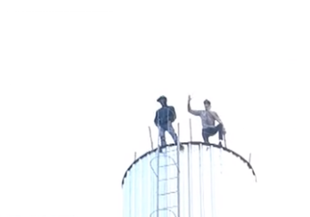 Рабочие угрожали прыгнуть с водонапорной башни в Таразе