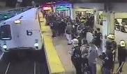 Спасение упавшего под поезд пьяного фаната попало на видео