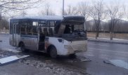 Автобус с пассажирами врезался в прицеп КамАЗа в Караганде
