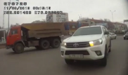 Наезд на регулировщика в центре Павлодара попал на видео