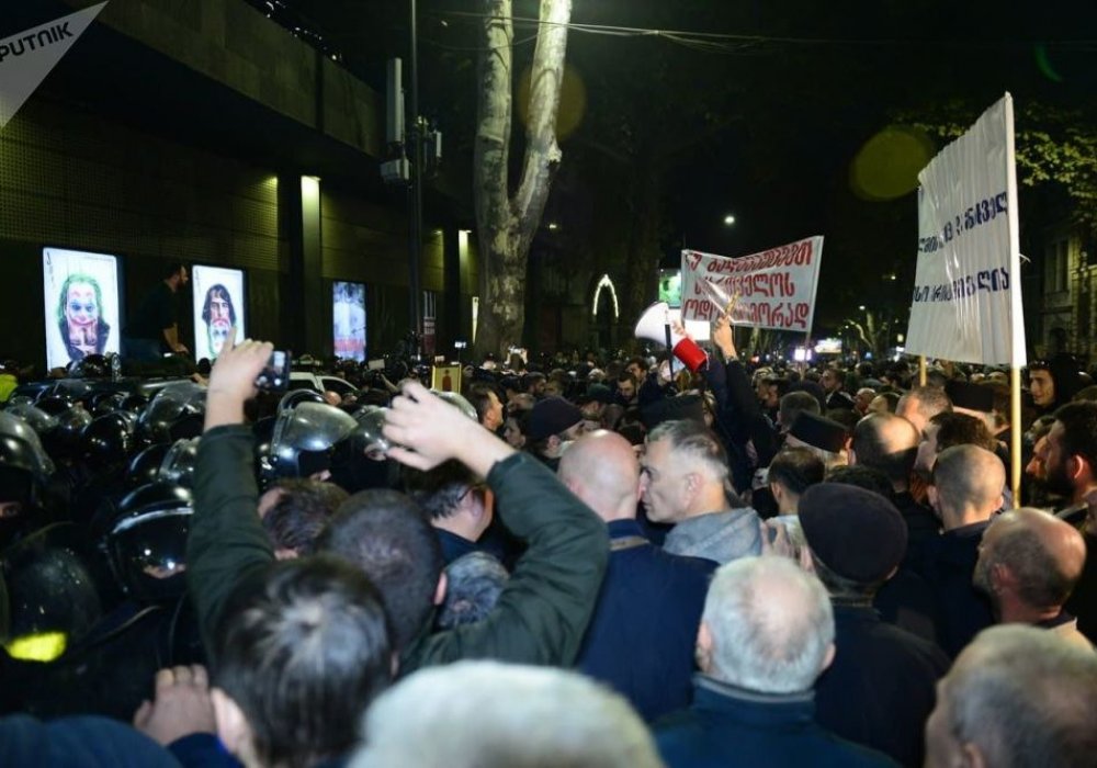 Протесты в Грузии не остановили показы фильма о геях