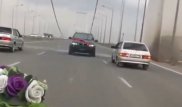 Свадебный кортеж устроил беспредел на мосту в Семее