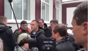 "Устала ходить". Пенсионерка встала на колени перед Медведевым