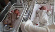 Родила двойняшек с разницей в 2,5 месяца. Как ухаживают за недоношенными детьми в ЗКО