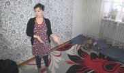 Многодетная карагандинка вынуждена отправлять дочку в школу в своих сапогах