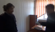 Женщину-майора сняли на видео правоохранители в Кызылординской области