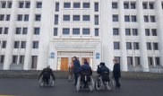 Инвалиды-колясочники собрались возле акимата Алматы