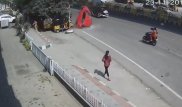 Ожидающая автобуса женщина погибла под машиной, вылетевшей с эстакады