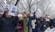 Около тысячи человек собрались в центре Бишкека