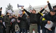 "Өлер алдында қылмысын ашып кеткен". Мыңдаған қырғыз неге митингіге шықты?