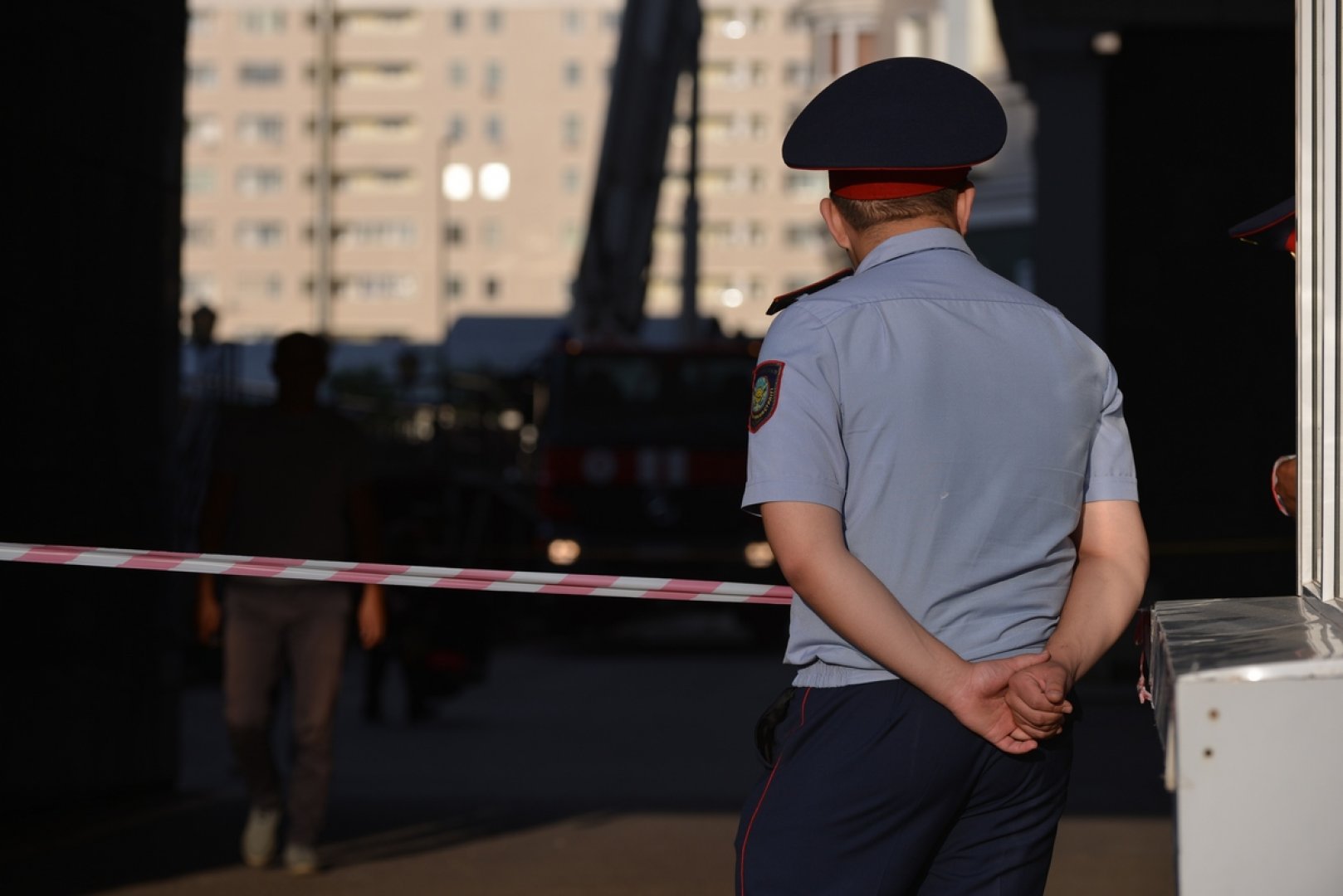 Полицейский на дне. Полицейское расследование. Тел полиции. Полиция Казахстан со спины. Полиция расследует.