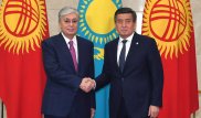 Токаев пригласил Жээнбекова в Казахстан