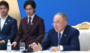 Назарбаев вручил сертификат на 2 миллиона тенге студенту из Алматы