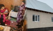 "Гүлжахан босанды". Контейнерде тұрып жатқан отбасыға блогер оқырмандарымен бірге үй сыйлады