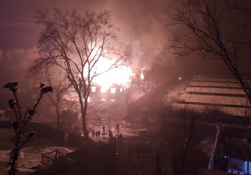 Крупный пожар охватил банный комплекс у подножия Кок-Тобе