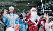 Более тысячи Дедов Морозов и Снегурочек прошли парадом в Grand Park Almaty